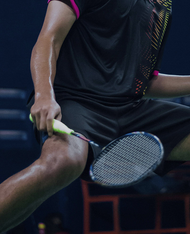 When buying a badminton racket, is it better to choose full carbon or carbon fiber?